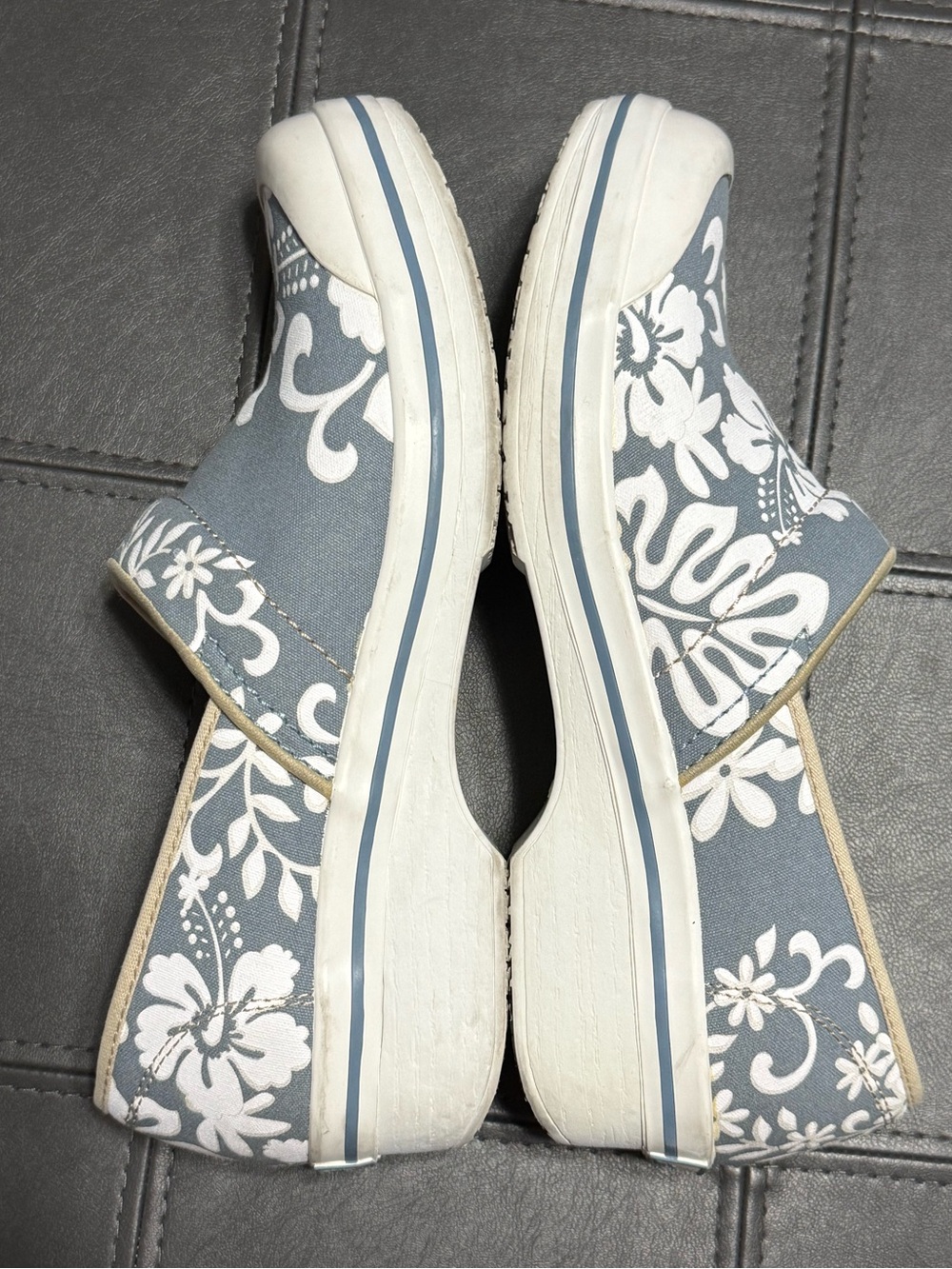 Dansko Light Blue/White Vegan Canvas Hibiscus Print Clog Size 41 - Picture 3 of 16